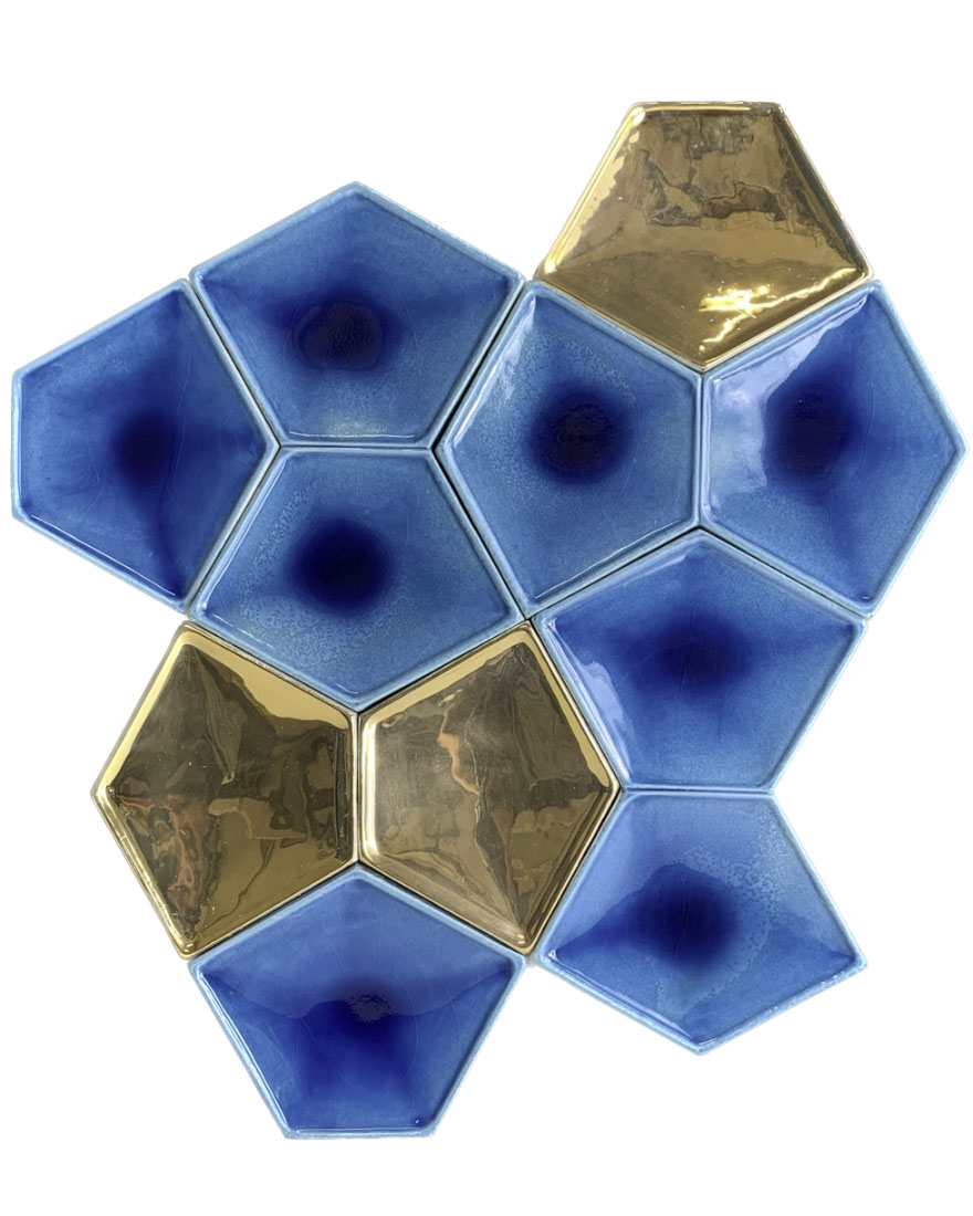 trendige Wandfliesen in blau und gold
